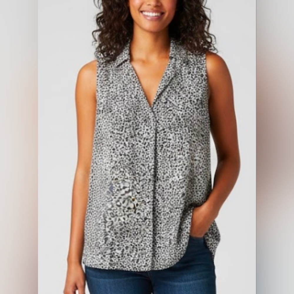 Peace and Pearl's Size Medium Blouse Black and White